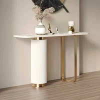 Table console de luxe moderne avec plateau en pierre frittée, base cylindrique cannelée, pieds en métal doré, table d'entrée élégante, table longue pour hall d'entrée