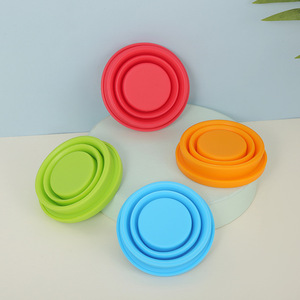 Bouchon de bouteille d'eau pliable en silicone rouge, portable, pour les voyages et les activités de plein air - Product Image 4