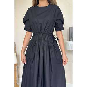 Robe trapèze noire en popeline à col rond, taille naturelle, confortable, pour le bureau - Product Image 1