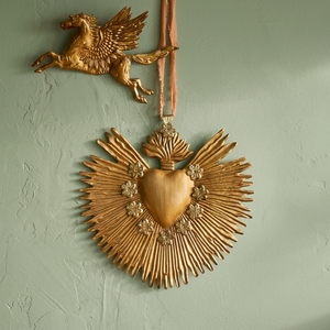 Plaque murale antique en laiton doré Sacré-Cœur |   Décoration vintage mexicaine Ex Voto Cœur enflammé |   Panneau mural catholique Milagros - Product Image 1