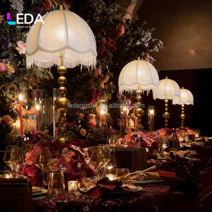 Lampe de table en métal doré LEDA, abat-jour à pompons blancs bordeaux, centre de table pour mariage, décoration de réception pour banquets, événements et fêtes - Product Image 4