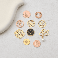 Mini Kronenförmige Metall-Logo-Anhänger 10mm Individuell Gravierte Hängeetiketten Galvanisierte Anhänger für Kinderkleidung Großhandel