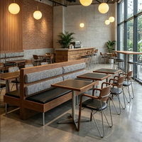 Ensemble de mobilier de restaurant urbain personnalisé Ron Group : chaises en bois et cuir, table carrée avec base métallique, banquette rembourrée