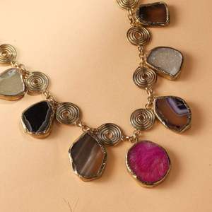Collier bohème multicolore fait main pour femme, avec un design audacieux et tendance, accessoire de mode pour les soirées. - Product Image 6