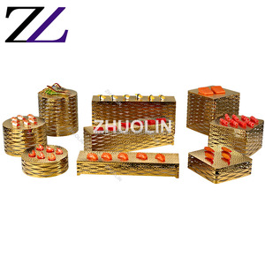Mostrador de restaurante de hotel dorado con soportes, platos de vidrio para servir postres frescos, magdalenas, catering, mesa de buffet para exhibición de alimentos - Product Image 6