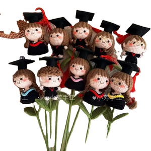 Graduados <span class=keywords><strong>de</strong></span> Halloween <span class=keywords><strong>de</strong></span> Navidad <span class=keywords><strong>de</strong></span> ganchillo a mano, ramo <span class=keywords><strong>de</strong></span> flores decorativas <span class=keywords><strong>de</strong></span> rosas, sombrero Doctoral creativo, muñeca para el Día del Padre - Product Image 3