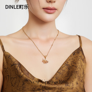 DINLE สร้อยคอใบแปะก๊วย จี้มุกทอง สร้อยคอสำหรับผู้หญิง สวมใส่ได้ทุกวัน - Product Image 1