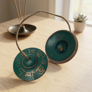 Tingsha Tibetano de Latón Estilo Budista Verde Artístico para Sanación de Chakras, Alivio del Estrés, Despertar Sonoro, Yoga, Meditación y Mindfulness - Product Image 3