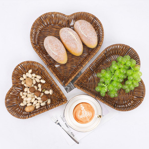 Cesta tejida de imitación de ratán en forma de corazón, tamaño M, cesta para almacenamiento de alimentos, cesta para refrigerios, diseño creativo hecho a mano - Product Image 1