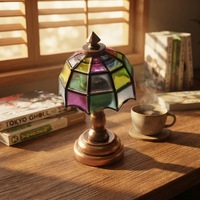 Mini lampe de table Tiffany à l'échelle 1/6, lampe de bureau LED éclairante pour la décoration d'intérieur de maison de poupée