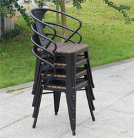 Meubles de jardin au design moderne, chaises de patio en plastique et bois, meubles d'extérieur vintage, tables d'extérieur en métal, chaise de restaurant de patio
