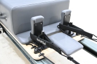 Yüksek hassasiyetli siyah alüminyum Pilates Reformer, taşınabilir ve ayarlanabilir, yarı yüksek stüdyo kullanımı için uygundur.