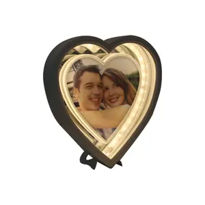 مصباح ليلي ثلاثي الأبعاد على شكل قلب سهل الاستخدام مع إطار صور