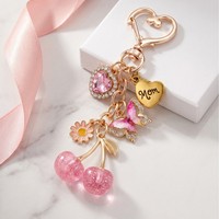 Élégant porte-clés de sac cerise pour femme, pendentif cœur avec perle, papillon et strass, accessoire décoratif pour sac