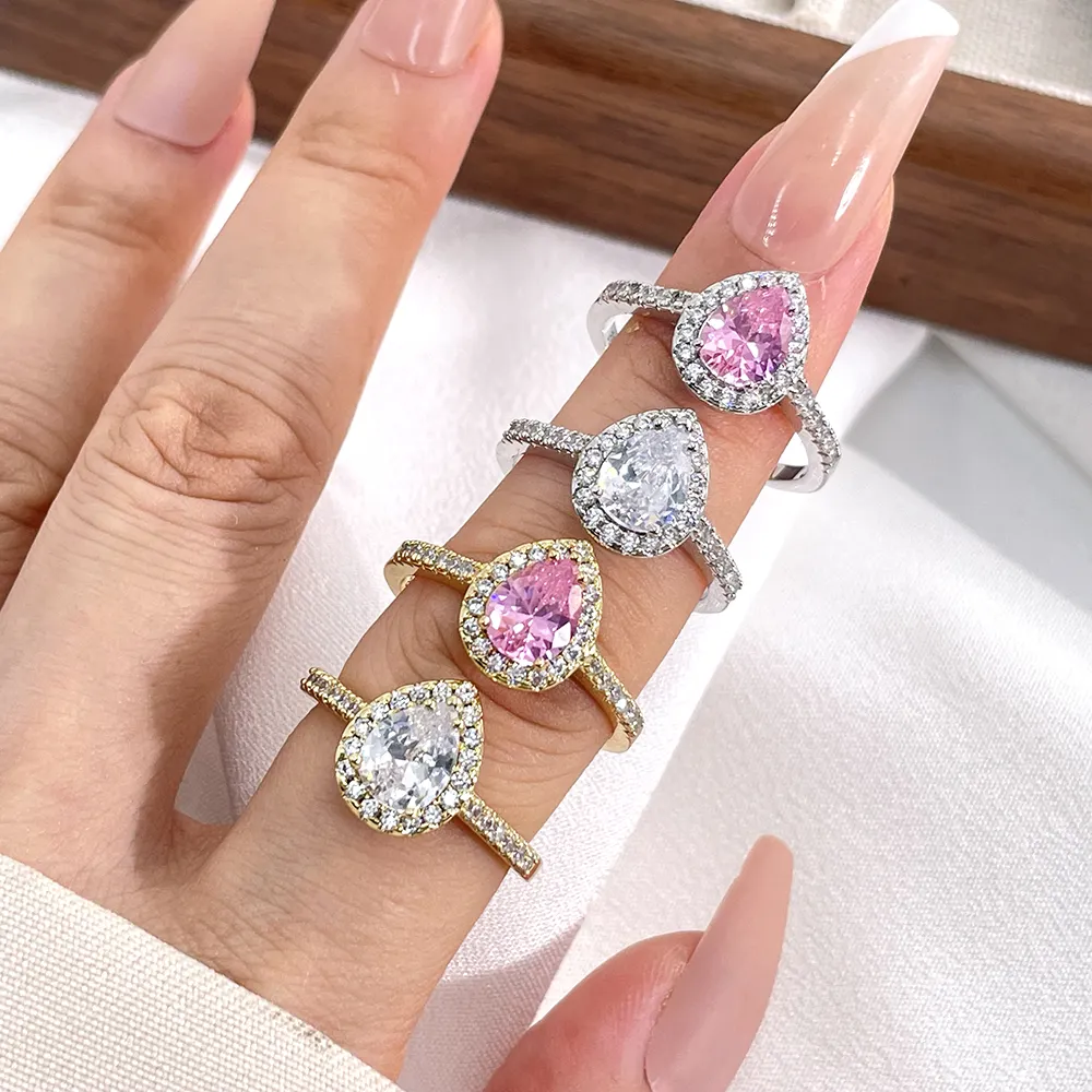 Женское кольцо с кристаллами