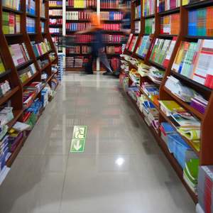 Securun ป้ายทางออกฉุกเฉินเรืองแสงในที่มืดรูปลอกวิ่งป้ายผู้ชายพร้อมลูกศรทิศทางของสติ๊กเกอร์ไฟทางออก - Product Image 3