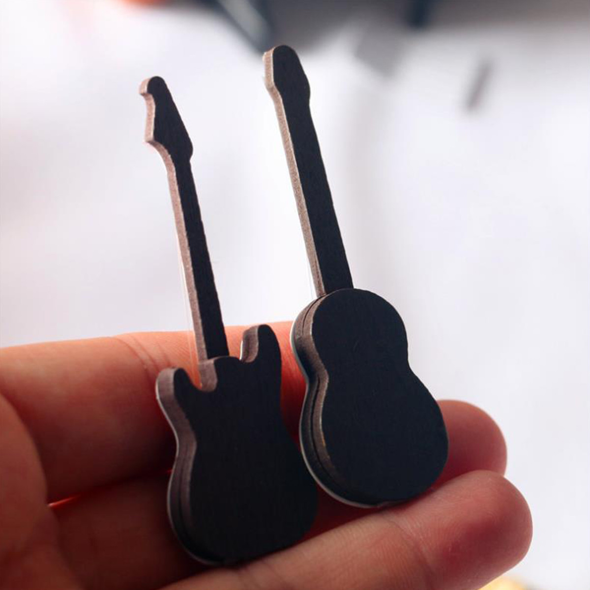 Guitare Électrique Miniature 10cm En Bois De Tilleul Et Métal - Modèle Décoratif Instrument De Musique Avec Decoupe 94843019