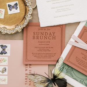 Invitations de mariage personnalisées faites à la main en papier de coton, gaufrées, imprimées numériquement, avec bord festonné, dorure à chaud, motif de lieu et enveloppe - Product Image 3