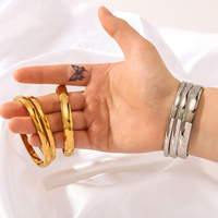 Bracelet élégant et simple pour femme en acier inoxydable plaqué or avec fermoir sphérique poli à la main, sensation haut de gamme