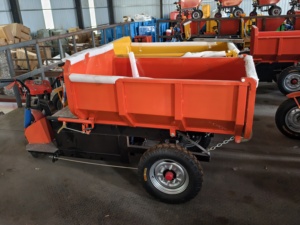 Chariot à benne basculante électrique industriel à trois roues, cadre en acier rouge, plateforme avec revêtement en poudre, pneus tout-terrain, conception durable - Product Image 4