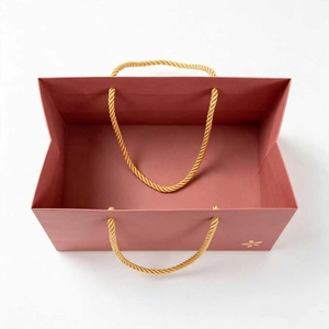 Eleganti Sacchetti di Carta <span class=keywords><strong>Rosa</strong></span> e Oro con Motivo Floreale, Ideali per Prodotti di Bellezza di Lusso e Regali Floreali - Product Image 6