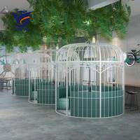 Grande cage à oiseaux multifonctionnelle imperméable en fonte, de forme décontractée, servant de cloison de gazebo pour hôtels, restaurants et salles à manger
