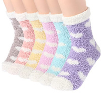 Vente en gros OEM Chaussons en peluche chauds et moelleux avec cœur épais Chaussons de nuit recroquevillés Chaussette de sol confortable à carreaux pour femmes Chaussettes floues