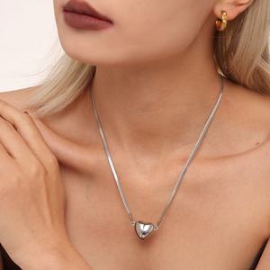 Collar con Colgante de Corazón Geométrico Color Durazno con Cadena de Acero Inoxidable, Regalo de Aniversario Moderno - Product Image 4