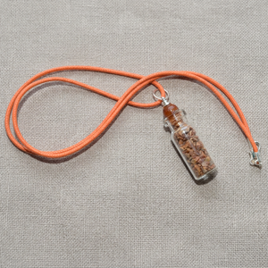 Pendentif en éclats d'agate pêche sur cordon orange, style bohème, bijou unisexe, cadeau - Product Image 2