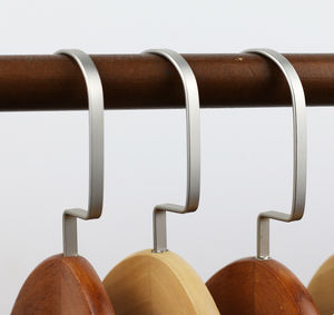 Cintre en bois pour hommes et femmes avec robe de mariée blanche pour affichage de magasin de vêtements, vente en gros en boutique - Product Image 4