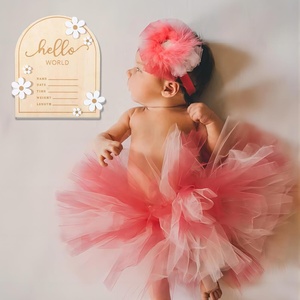 Tarjetas de madera rústicas para marcar los hitos del bebé con diseño grabado de 'Hola Mundo' para baby showers - Product Image 2