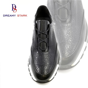 Nouveaux modèles de baskets décontractées pour hommes en cuir véritable, motif peau de poisson perlé, légères, en cuir de vachette, conçues pour l'automne et l'hiver - Product Image 2