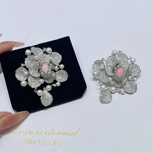Broche de Flor de Camelia de Lujo Coreano de Estilo Avanzado, Exquisito y de Alta Gama para Traje de Mujer, Diseño de Agua Dulce - Product Image 5