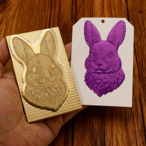 Logotipo Exclusivo en Relieve y con Estampado en Bronce, Empaque de Lujo / Tarjeta de Presentación de Alta Gama, Placa Metálica de Alta Precisión con Estampado en Bronce - Product Image 1