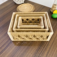 Boîte en bois artisanale avec détails tissés en corde de coton robuste et décorative pour le stockage quotidien à la maison en forme de rectangle