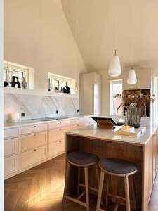 Meubles de cuisine sur mesure de style nordique Vermonhouzz, îlot autoportant pour hôtel de charme et villa de luxe - Product Image 5