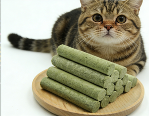 Bâtonnets de gazon pour chat lyophilisés favorisant la digestion et éliminant les boules de poils, vente en gros d'usine, OEM/ODM, friandises pour animaux de compagnie - Product Image 1