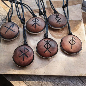 Collar con Colgante de Madera Maciza Tallada a Mano, Ecológico y Personalizado, Brazalete de Madera Maciza con <span class=keywords><strong>Runas</strong></span> Nórdicas Vikingas - Product Image 6