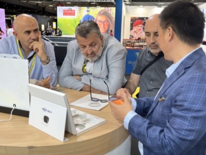 MAAT निर्माता 1.56 सेमी फ़िनिश फोटो गुलाबी फोटोक्रोमिक लेंस ब्लैंक - Product Image 6