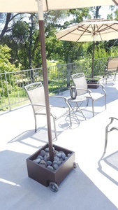 Support <span class=keywords><strong>de</strong></span> <span class=keywords><strong>parasol</strong></span> d'extérieur en acier robuste avec deux roues, jardinière en acier, 17,7L X 17.7W X 10.2H en métal moderne - Product Image 6