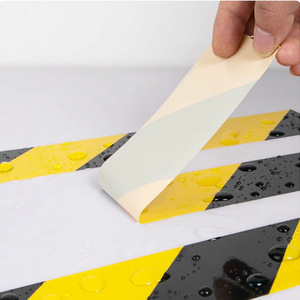Cinta de Advertencia de PVC Negra y Amarilla, Líneas de Señalización en el Suelo, Grosor de 140u, OSHA 1910.144a, Advertencia para Áreas Públicas - Product Image 2