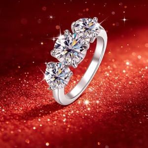 ขายตรงจากโรงงาน แหวนแต่งงานเพชรโมอิสซาไนต์ทรงกลม 4 กะรัต VVS เกรด GRA ชุบทอง 14k สำหรับผู้หญิง แบบสามเม็ด - Product Image 5