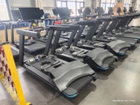 Tapis de course commercial robuste avec console rotative et projecteur pour salle de sport, en vente