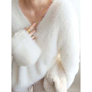 เสื้อสเวตเตอร์ไหมพรมสีขาวแบบสบายๆ สำหรับผู้หญิง สไตล์เปิดไหล่ - Product Image 3