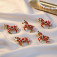 Broche Épingle Émail Cheval en Argent 925 Certifié avec Perles de Corail Rouge Naturel Précieux pour Femme et Homme, Bijou Porte-Bonheur