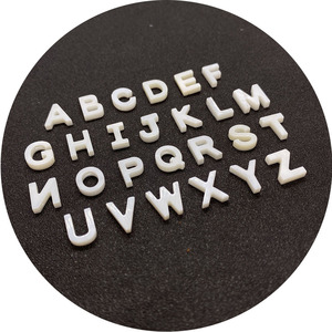 <span class=keywords><strong>Letras</strong></span> de Nácar de Agua Dulce al por Mayor, <span class=keywords><strong>Letras</strong></span> de Madreperla, Cuentas de Concha, Cuentas del Alfabeto para Hacer Joyería DIY - Product Image 1