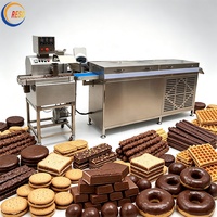 Machine à enrober les beignets, barres de pain, barres de noix et autres produits de boulangerie avec un revêtement au chocolat