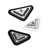 Étiquette de marque de vêtement en cuir microfibre personnalisée, logo abeille triangulaire en métal, décorée de rivets, en matériau composite