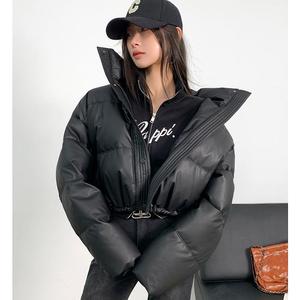 La <span class=keywords><strong>doudoune</strong></span> courte et haute en cuir PU pour <span class=keywords><strong>femme</strong></span> manteau en duvet de canard blanc épaissi avec col vertical en hiver. - Product Image 1