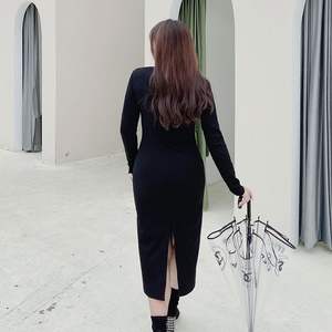 Robe fourreau col en V Runqi N8243 noire grande taille avec découpes révélant la taille, robe de soirée femme couleur unie coupe ajustée - Product Image 4